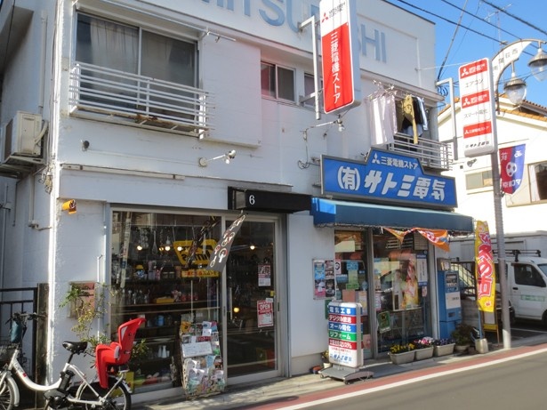 街の電機屋さんとオシャレな雑貨店が隣同士なのも西荻窪の魅力