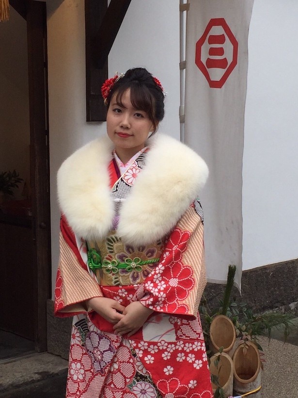 慶應義塾大学の稲葉理沙子さん。十日町友禅の赤の総絞りがとっても華やかな振袖