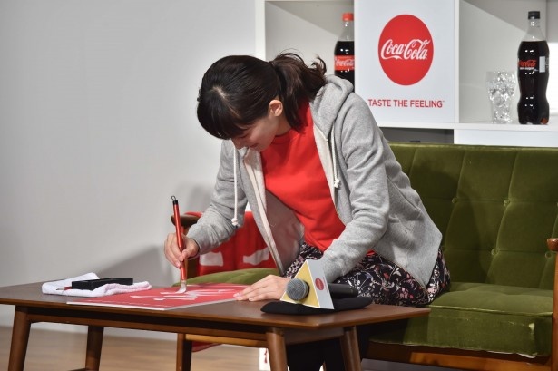 【写真を見る】書き初めに挑戦する綾瀬はるかさん