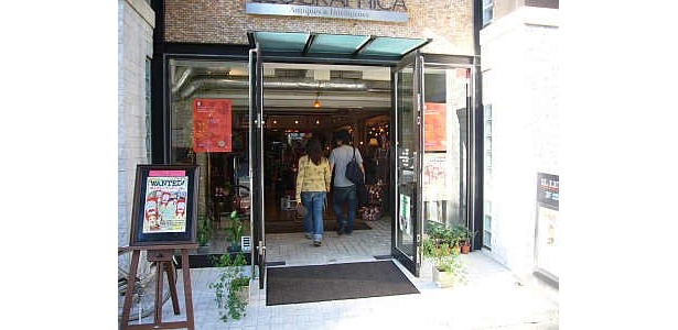 店頭にも赤いポスターが貼られている
