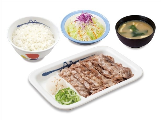 【写真を見る】定番人気メニューで柔らかくジューシーなボリューム満点の逸品「牛焼肉定食」