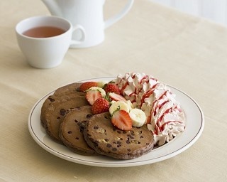 Eggs 'n Thingsからバレンタイン限定！ブラウニー風のパンケーキ登場！