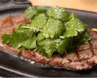 「熟成サーロイン」×「パクチー」でステーキ食べ放題！