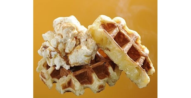 10/30から発売する｢ホットアップルワッフル」。注文後に焼き上げたアツアツのワッフルと冷た〜いアイスクリームとのコラボが最高！