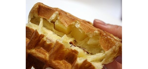 これがその秘密！ワッフルの中には…
