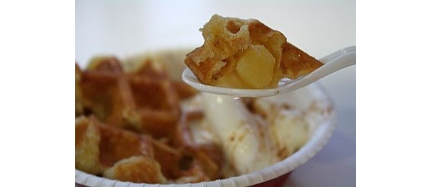 ｢ホットアップルワッフル」を試食。カリッ＆ふんわりのワッフルに感動！