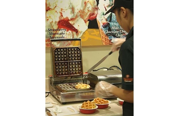 カウンターで焼き上げる様子が見られる