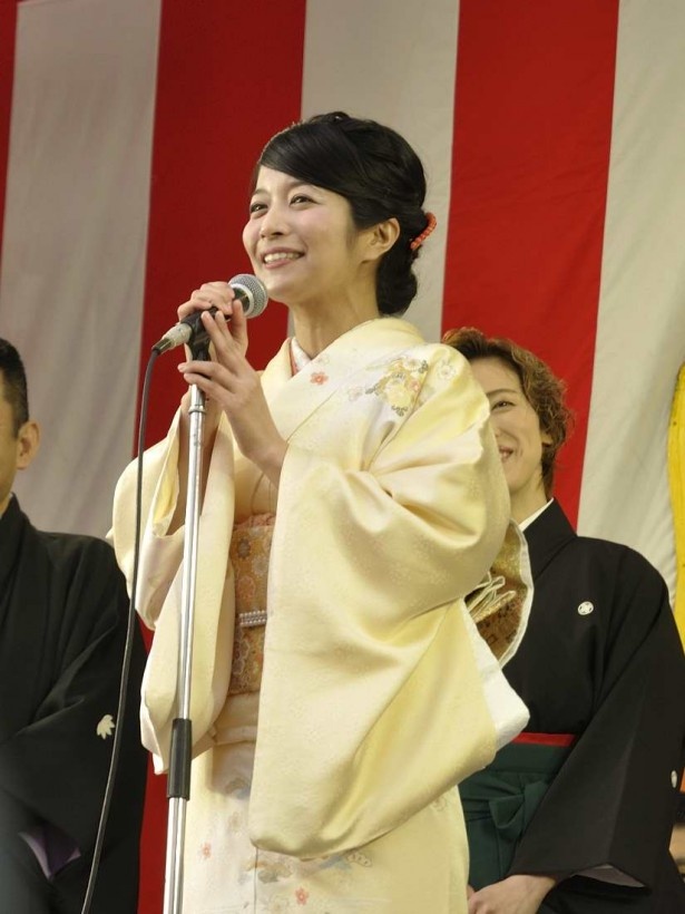 戎橋詰に設けられた「戎舞台」で「あけましておめでとうございます」とあいさつする三倉茉奈