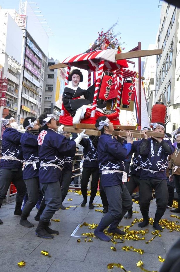 芸妓の乗った宝恵駕を高々と上げる「駕(かご)上げ」