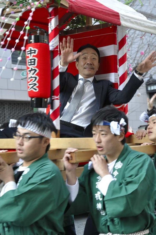 沿道の人に手を振る、上方漫才協会会長の中田カウス