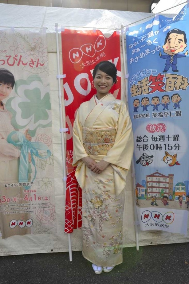 淡い黄色の和服は「30代の着物の着こなし。淡い色合いと品のよさ。よそいきだけど普段のお出かけにも着られそうなイメージで選びました」という」