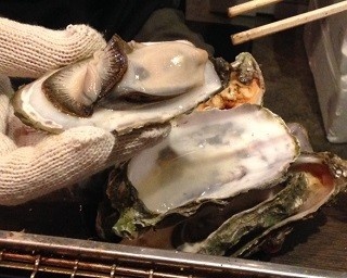 六本木で1個400円の「焼き牡蠣」が食べ放題！