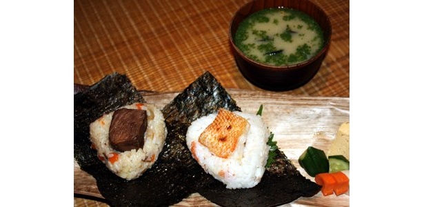 2個で5000円という超高級おにぎりが食べられるのは東京・銀座の「たらふくまんま」。写真は、肉じゃが(左)とキンキ(右)　※イメージです