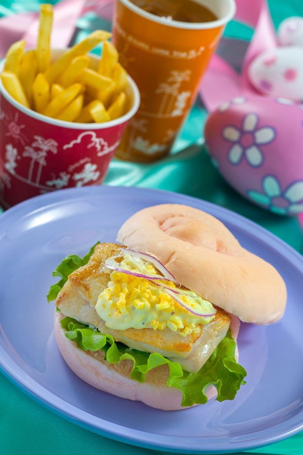 春らしいピンク色のバンズがキュート！セバスチャンのカリプソキッチンで販売される「スペシャルセット」(990円)