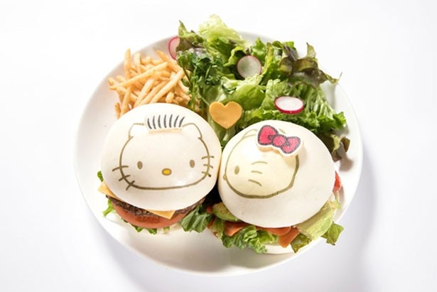 「ハローキティとディアダニエルの ラブラブバーガー」（シングル1490円、ダブル2462円）。キティちゃんはスモークサーモン＆アボカド。ダニエルくんはビーフパテとオニオン