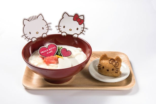 明太子と大葉を添えたキティちゃんをイメージした真っ白なクリームうどん「ハローキティいなりも一緒！ゆず香る クリームうどん」（1274円）