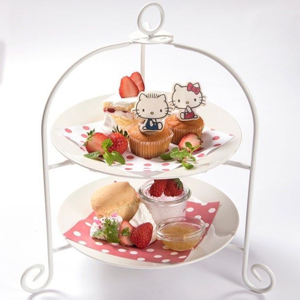 ふたりが乗ったカップケーキのほか、いちごのショートケーキとスコーンもある「ふたりで仲良く分けてね！ハローキティとディアダニエルのアフタヌーンセット」（2138円）