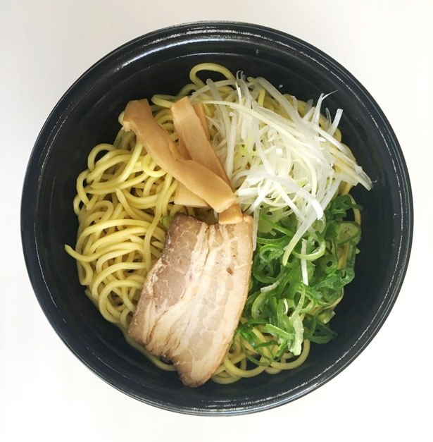 さらにおいしくなって再登場した「塩ラーメン」(498円)。3種類の塩をブレンドし、和風ダシや野菜ブイヨンと合わせたスープが自慢