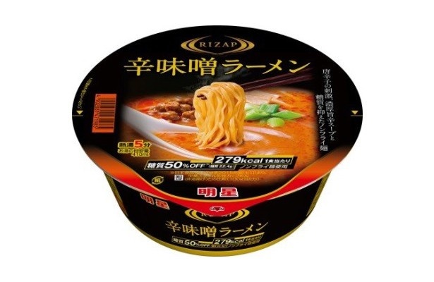 【写真を見る】RIZAPとファミリーマートが共同開発したカップ麺「RIZAP 辛味噌ラーメン」(268円)も発売中！ファミリーマートとサークルK・サンクス店舗で販売