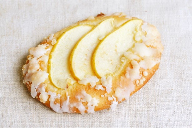 ふわふわのブリオッシュに、「王林」とレアチーズクリームを合わせて焼き上げた「ガレット・フロマージュ・ポム」(260円)