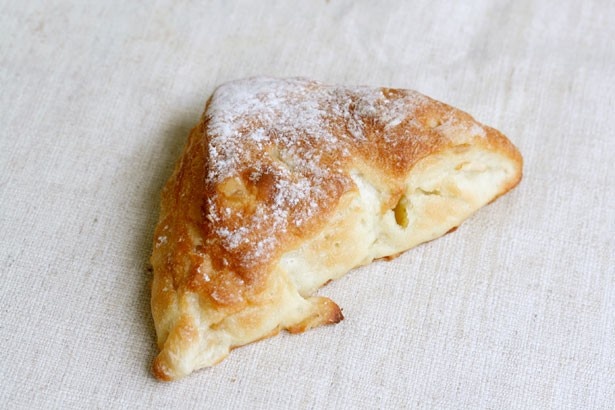 「王林」とはちみつをフランスパンに閉じ込めた「青森りんごのハニーフランス」(227円)。ほのかな甘味が美味