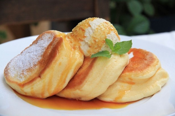 ベイキングパウダーを使わず、蒸し焼きなど20分間以上かけてじっくり焼き上げたパンケーキは“ふわふわ”