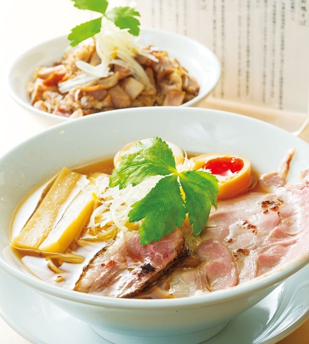 紀州鴨と阿波尾鶏のスープに魚介を加えたあっさり味の「味玉紀州鴨そば」 (970円)/燃えよ麺助