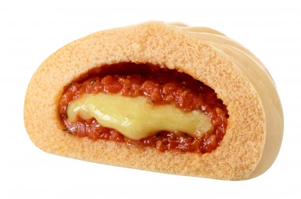 モッツアレラチーズに、ゴーダチーズ、パルメザンチーズを加えたことで、コクとまろやかさのある味わいの「ピザまん」