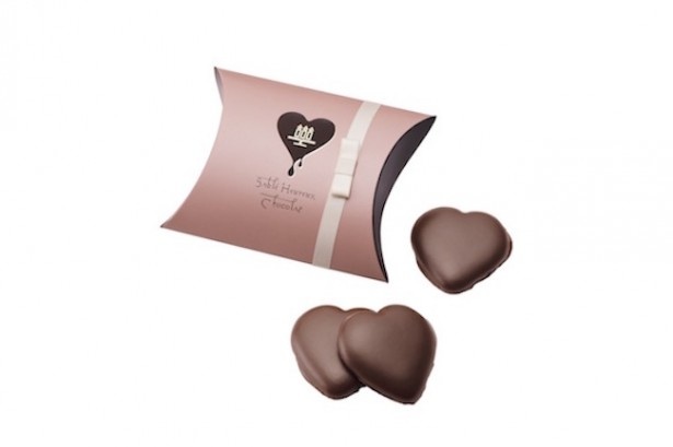 同ブランドの人気商品「しあわせサブレ」を、バレンタイン限定のチョコレートに仕立てた「しあわせサブレ(チョコレート)」(3枚入り 432円、6枚入り 864円、12枚入り 1728円)