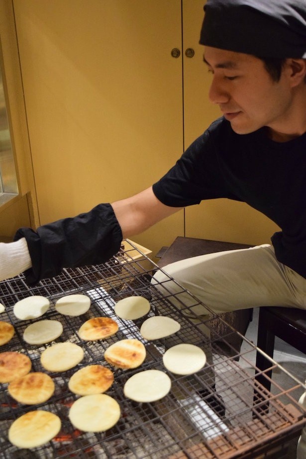 店内に設置してある炭焼き台では伝統的な製法による手焼き煎餅を1枚1枚作り上げる