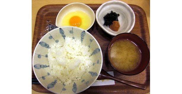 記者が頼んだのは、「紀州梅＆有明産ののりの佃煮」のトッピングのセット。一品ずつ個別に盛られているのがうれしい