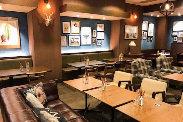 ワンフロア全62席の広々とした店内は、食事からカフェ使い、パーティなど様々な用途で利用できる