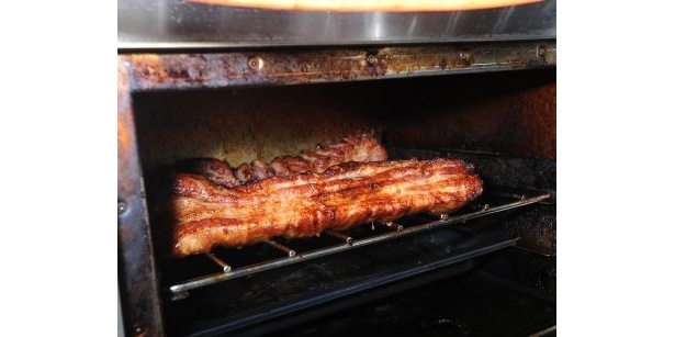 柔らかでジューシーな｢圓｣のチャーシューは、国産豚バラ肉を使用。じっくりオーブンで焼き、余分な脂はカット