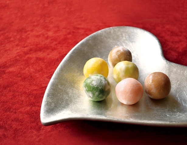 【写真を見る】色も味もカラフルな生チョコが6種類