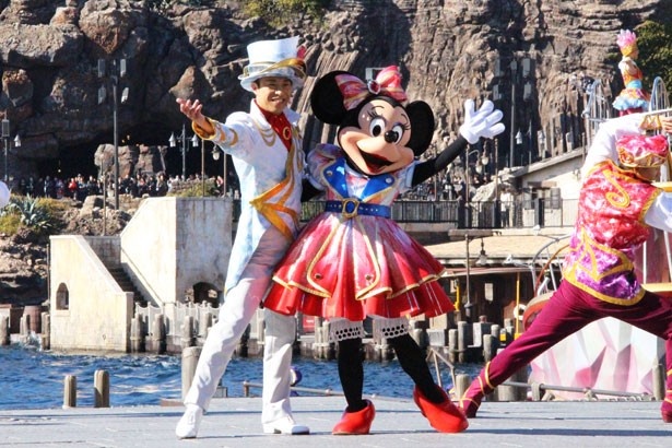 赤のグラデーションが美しい新しいコスチュームに注目！