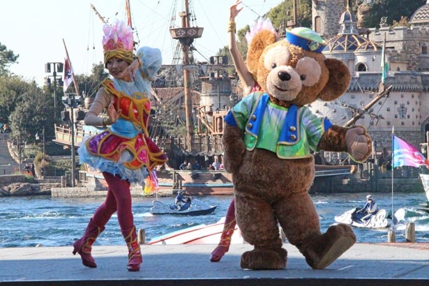 かわいらしいダンスを披露するダッフィー