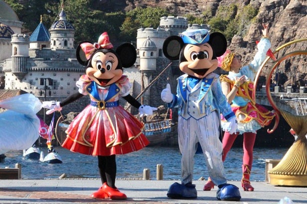 ミッキーマウスやミニーマウスたちと一緒に、新たな旅の出発をお祝いしよう！
