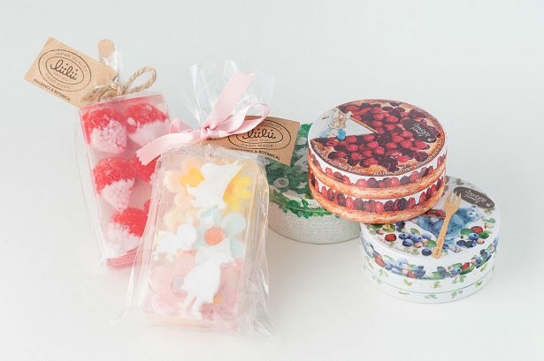 写真左から「リィリィ キャンディーバスソープ×ムーミン」(1188円)、「ベキュアハニー濃密マルシェのクリームバーム」(1620円)