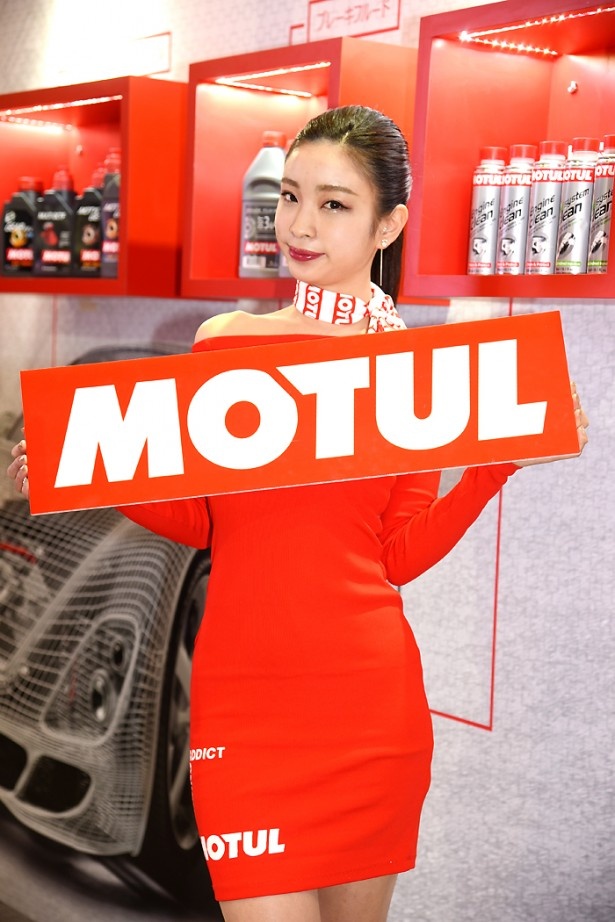 MOTULブースのコンパニオン