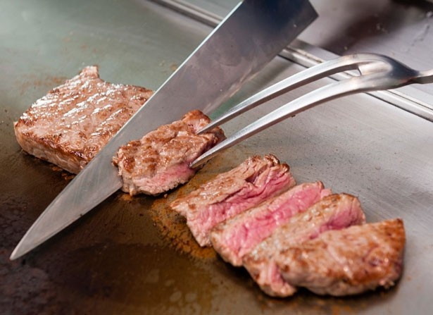 シェフが目の前で仕上げる「トリュフ香るソースで味わう 牛肉のステーキ」。スカイダイニング、アブのランチバイキング（平日大人2480円）で提供