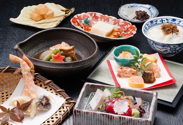 カニの天ぷらや牛肉の温かい煮込み料理を盛り込んだ、しずくのランチ「食彩会席」（3000円）