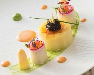 皿の上の芸術!?横浜ベイホテル東急で豪華ディナーフェア「アリスの大感謝祭」