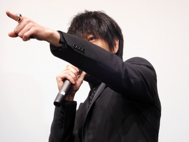 以前、綾野が出演した『S -最後の警官-』の原作者・小森陽一を紹介する綾野。小森氏は福岡在住のため、会場に観に来ていた