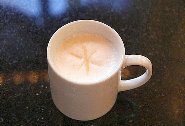 【写真を見る】カルピスをベースにした「ホットハニージンジャーミルク」
