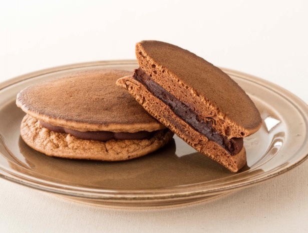 【写真を見る】糖質を抑えつつふんわりしたチョコ生地の皮にカカオ風味豊かな生クリームをサンドした「やさしい糖質生活 チョコ生クリームどらやき」