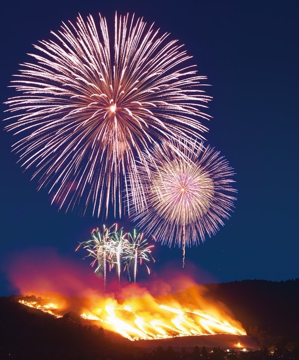 「若草山焼き」の花火は、県内最大級の尺球を打ち上げるため、冬の花火大会としても人気！(※長時間露光による撮影で実際の見え方とは異なる)