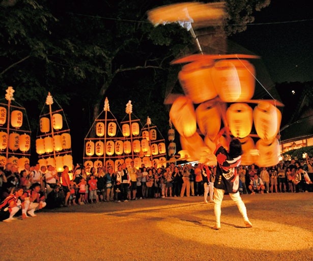 御所市・鴨都波神社のススキ提灯献灯行事や東吉野村の小川祭など、県内の伝統行事が集合