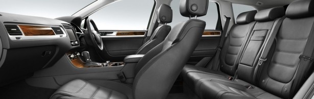 【写真を見る】Touareg V6 Upgrade Packageの車内