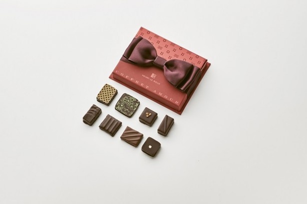 新作と定番人気のボンボン・ショコラ8種類を詰め合わせた「Coffret Amour:コフレ・アムール」(8個入・税抜3200円)