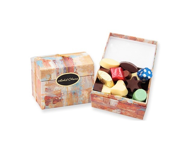 宝石箱のような箱にトランプの絵柄をした、いろいろな味のチョコレートを詰め合わせた「トランプチョコレート」(115g1296円)